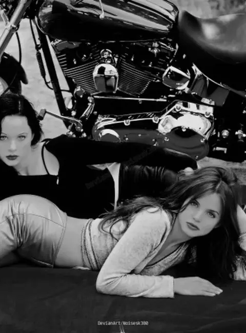 Thora Birch and Mena Suvari 1999