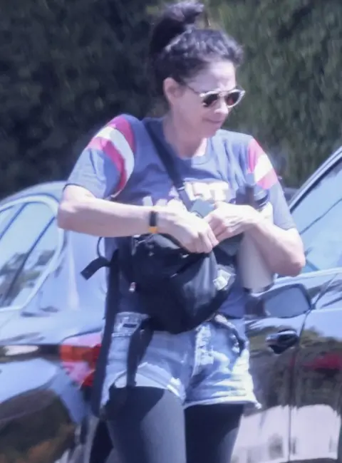 Sarah Silverman Shows Off Her Gym Style as She Arrives for a Workout Session 07-15-25