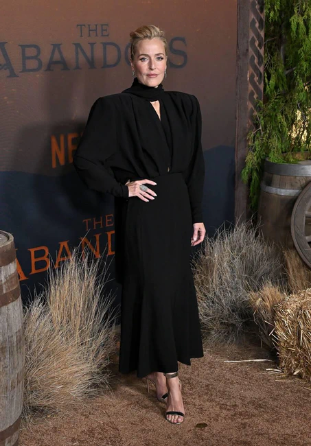 Gillian Anderson – ‘The Abandons’ Premiere at the Netflix Tudum Theater in Hollywood, Ca 12-03-2025