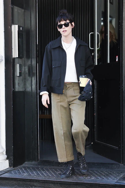 CELEBS 100 KRISTEN STEWART SPOTTED LEAVING HER LOFT IN NYC 12-03-2025 (2)